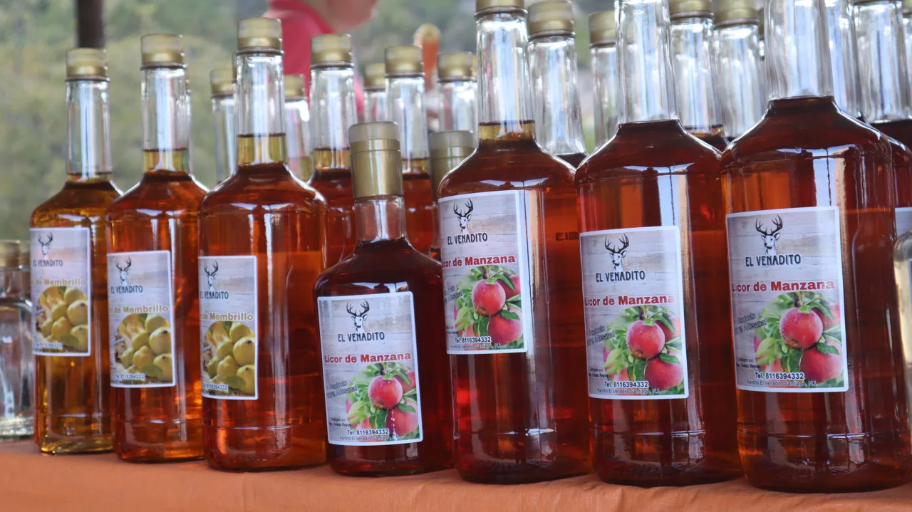 Botellas de productos regionales de El Venadito